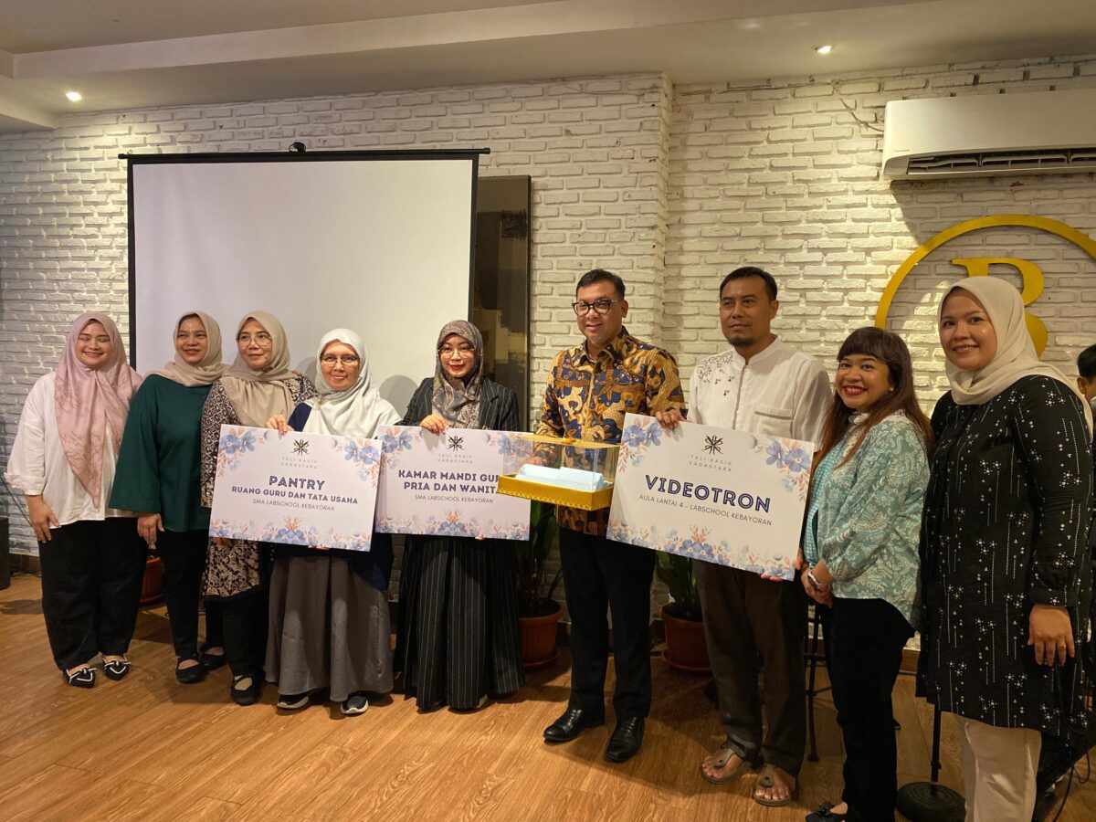 Civitas Akademika SMA Labschool Kebayoran Diguyur Apresiasi POMG Vadastara